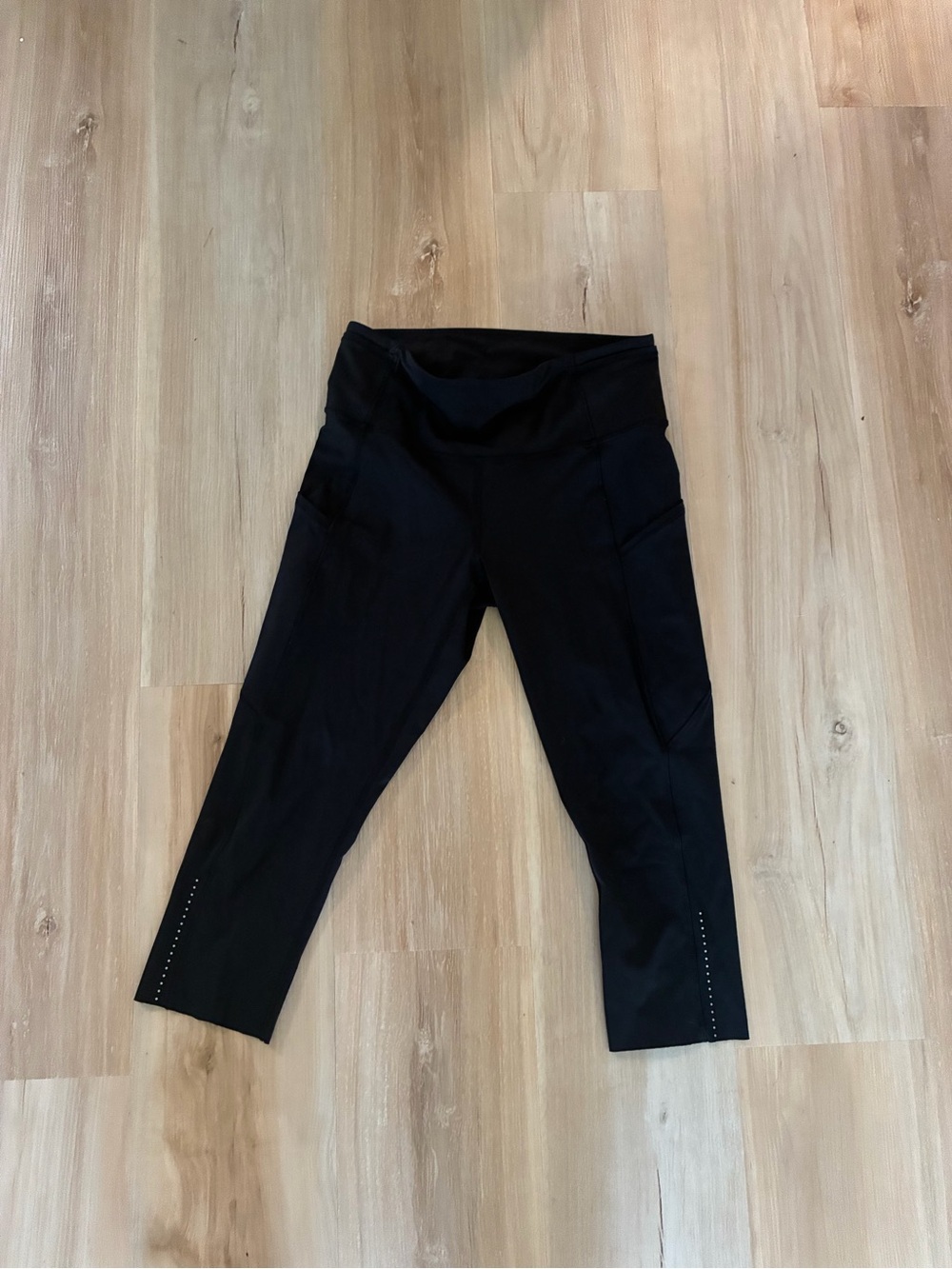 Black Capri Athletic Leggings with Side Pockets